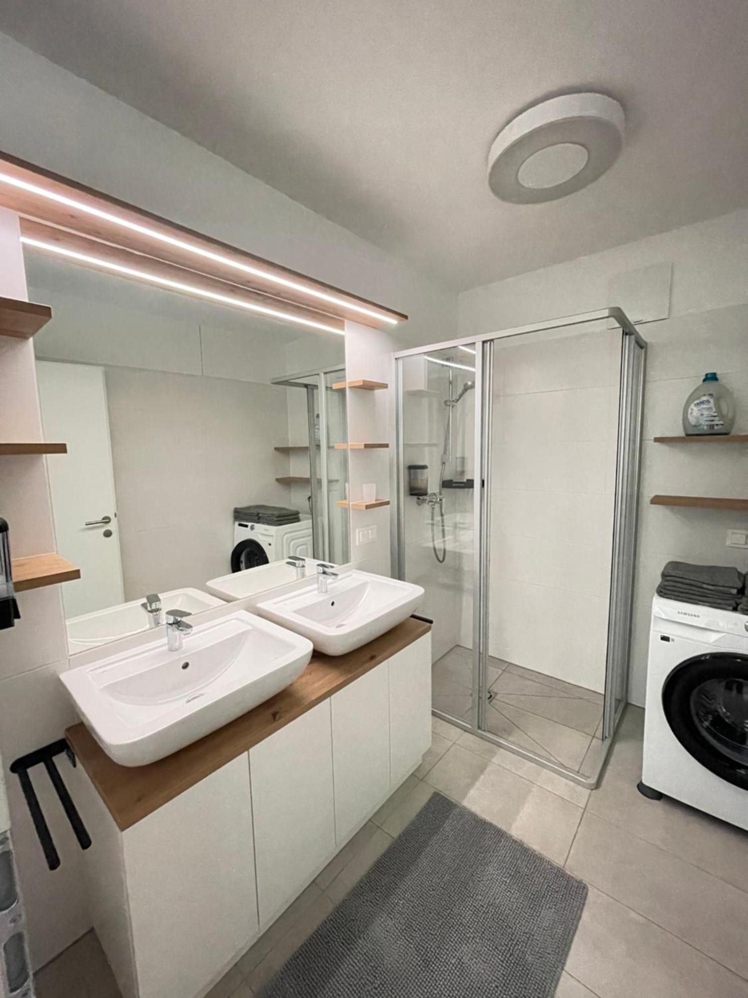 100 Qm Penthouse, Self-Check-In, 2 Parkplaetze Apartment Graz Exterior photo