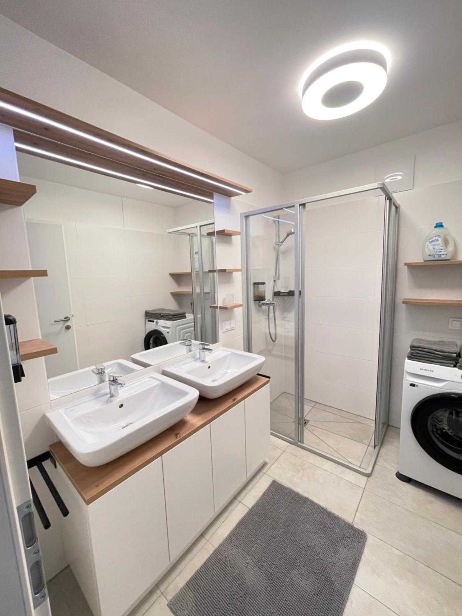 100 Qm Penthouse, Self-Check-In, 2 Parkplaetze Apartment Graz Exterior photo